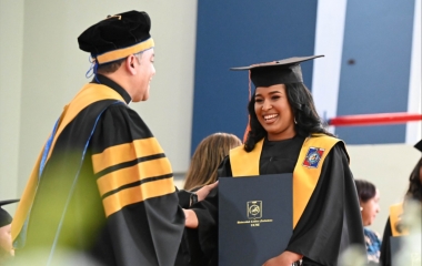 UCNE entrega 552 nuevos profesionales en octogésima cuarta graduación